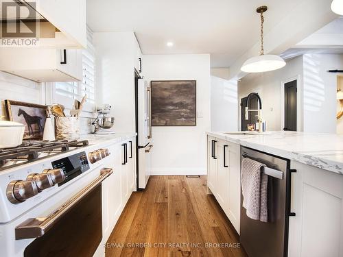 4652 Queensway Gardens, Niagara Falls (212 - Morrison), ON - Indoor Photo Showing Kitchen With Upgraded Kitchen