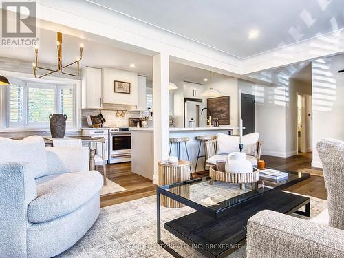 4652 Queensway Gardens, Niagara Falls (212 - Morrison), ON - Indoor Photo Showing Living Room