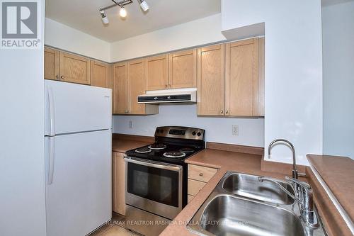 610 - 39 Oneida Crescent, Richmond Hill, ON - Indoor Photo Showing Kitchen With Double Sink