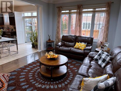 27 Tysonville Circle, Brampton, ON - Indoor Photo Showing Living Room