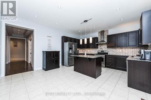 27 Tysonville Circle, Brampton, ON - Indoor Photo Showing Kitchen With Upgraded Kitchen