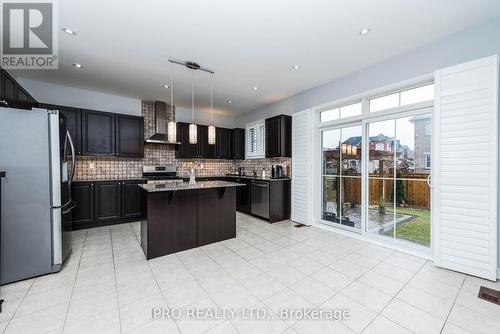 27 Tysonville Circle, Brampton, ON - Indoor Photo Showing Kitchen With Upgraded Kitchen