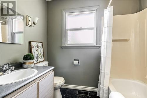 1440 Hawthorne Drive, Sudbury, ON - Indoor Photo Showing Bathroom