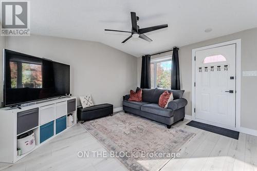 20 Golden Pond Road, Puslinch, ON - Indoor Photo Showing Living Room