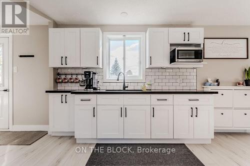 20 Golden Pond Road, Puslinch, ON - Indoor Photo Showing Kitchen