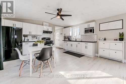 20 Golden Pond Road, Puslinch, ON - Indoor Photo Showing Kitchen