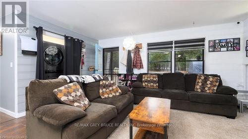 26 Mary Avenue, South Bruce Peninsula, ON - Indoor Photo Showing Living Room