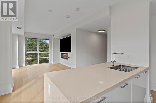 406 - 3 Southvale Drive, Toronto, ON - Indoor Photo Showing Kitchen