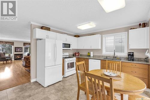 110 Brabant Crescent, Saskatoon, SK - Indoor Photo Showing Kitchen