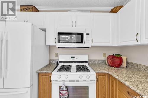 110 Brabant Crescent, Saskatoon, SK - Indoor Photo Showing Kitchen