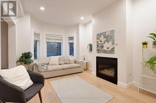 554 Plantation Gate, Newmarket, ON - Indoor Photo Showing Living Room With Fireplace