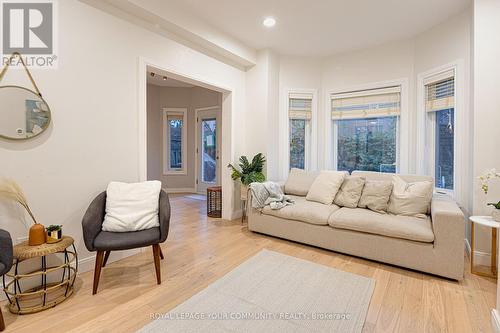 554 Plantation Gate, Newmarket, ON - Indoor Photo Showing Living Room