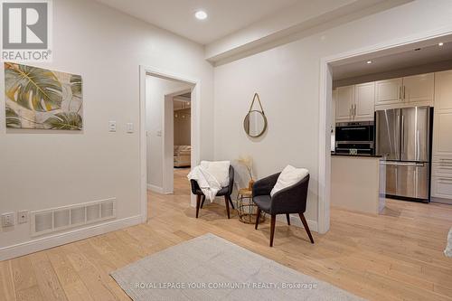 554 Plantation Gate, Newmarket, ON - Indoor Photo Showing Kitchen