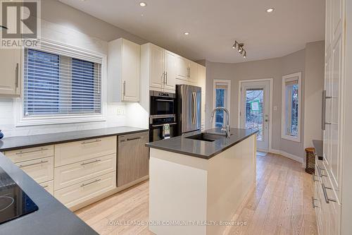 554 Plantation Gate, Newmarket, ON - Indoor Photo Showing Kitchen With Double Sink With Upgraded Kitchen