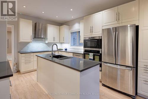 554 Plantation Gate, Newmarket, ON - Indoor Photo Showing Kitchen With Double Sink