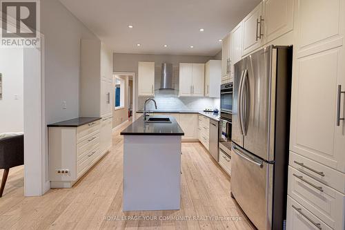 554 Plantation Gate, Newmarket, ON - Indoor Photo Showing Kitchen With Double Sink With Upgraded Kitchen