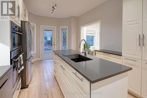 554 Plantation Gate, Newmarket, ON - Indoor Photo Showing Kitchen