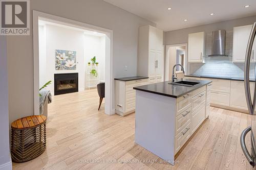 554 Plantation Gate, Newmarket, ON - Indoor Photo Showing Kitchen