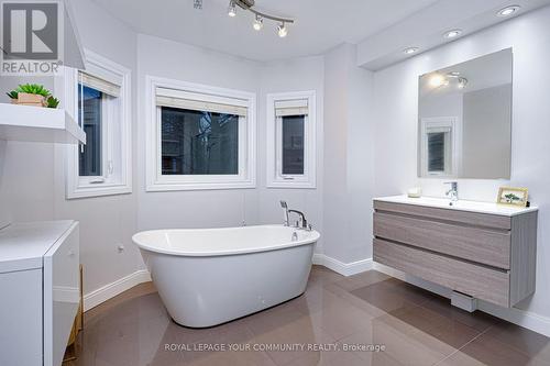 554 Plantation Gate, Newmarket, ON - Indoor Photo Showing Bathroom