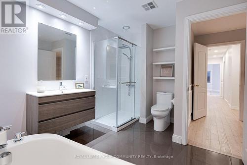 554 Plantation Gate, Newmarket, ON - Indoor Photo Showing Bathroom