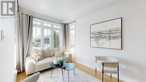 24 Pavlova Crescent, Richmond Hill, ON - Indoor Photo Showing Living Room