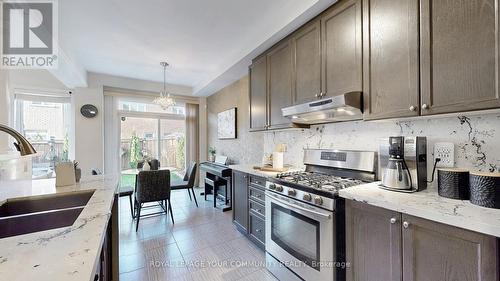 24 Pavlova Crescent, Richmond Hill, ON - Indoor Photo Showing Kitchen With Upgraded Kitchen