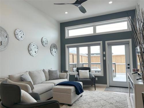 66 Marquis Crescent, Brandon, MB - Indoor Photo Showing Living Room