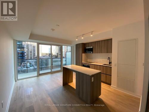 507 - 117 Broadway Avenue, Toronto, ON - Indoor Photo Showing Kitchen