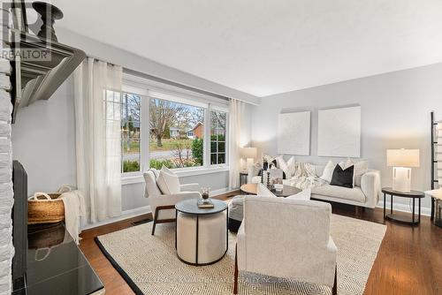 668 Stannor Drive, Peterborough (Monaghan), ON - Indoor Photo Showing Living Room