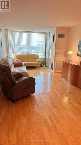 908 - 120 Promenade Circle W, Vaughan, ON - Indoor Photo Showing Living Room