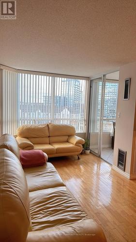 908 - 120 Promenade Circle W, Vaughan, ON - Indoor Photo Showing Living Room