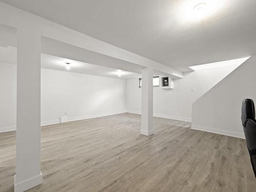 Salle familiale - 3980 Crois. Bazin, Brossard, QC - Indoor