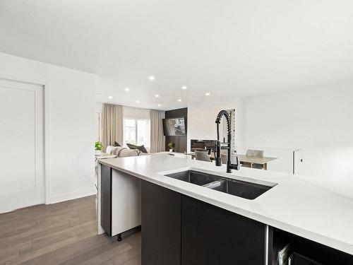 Cuisine - 3980 Crois. Bazin, Brossard, QC - Indoor Photo Showing Kitchen With Double Sink