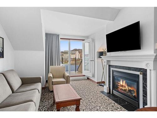 Salon - 527D-150 Ch. Au Pied-De-La-Montagne, Mont-Tremblant, QC - Indoor Photo Showing Living Room With Fireplace