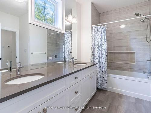 11 Whitcombe Way, Puslinch, ON - Indoor Photo Showing Bathroom