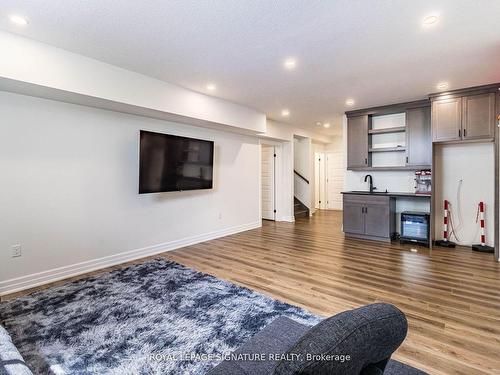 11 Whitcombe Way, Puslinch, ON - Indoor Photo Showing Living Room