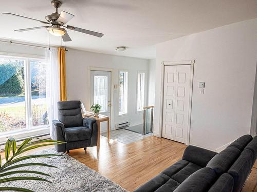 Hall - 550 20E Rue, Saint-Zotique, QC - Indoor Photo Showing Living Room