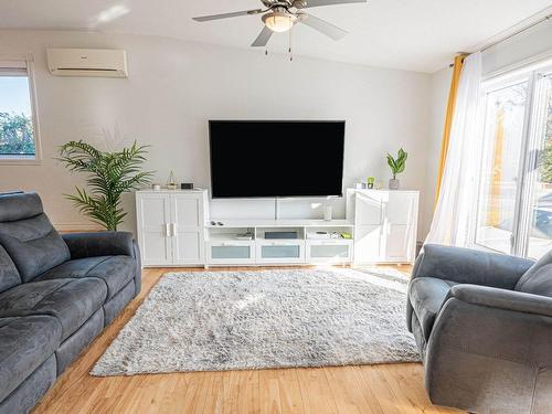 Living room - 550 20E Rue, Saint-Zotique, QC - Indoor Photo Showing Living Room