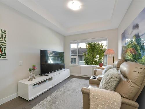 207-9861 Third St, Sidney, BC - Indoor Photo Showing Living Room