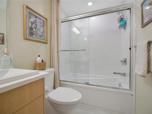 207-9861 Third St, Sidney, BC - Indoor Photo Showing Bathroom