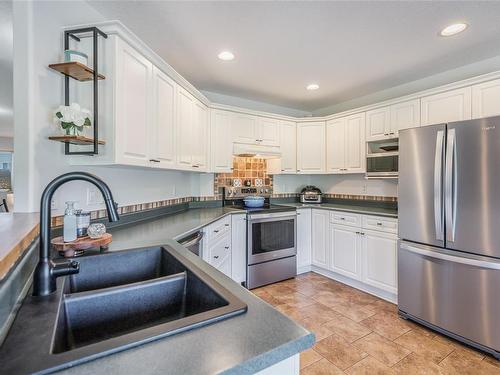 5790 Brookwood Dr, Nanaimo, BC - Indoor Photo Showing Kitchen With Double Sink