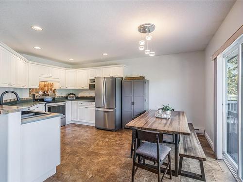 5790 Brookwood Dr, Nanaimo, BC - Indoor Photo Showing Kitchen