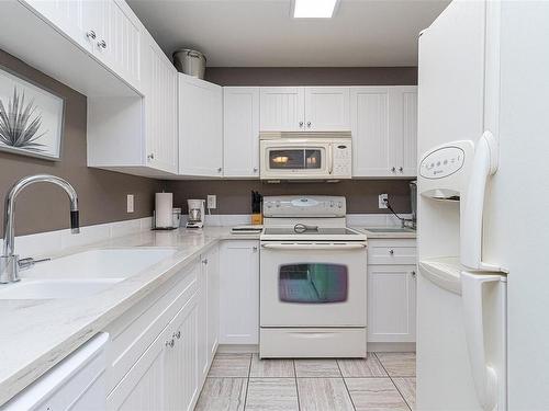 39-211 Madill Rd, Lake Cowichan, BC - Indoor Photo Showing Kitchen