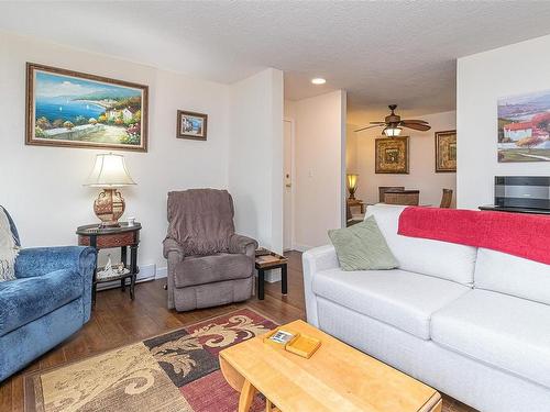 39-211 Madill Rd, Lake Cowichan, BC - Indoor Photo Showing Living Room