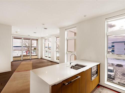 101-9570 Fifth St, Sidney, BC - Indoor Photo Showing Kitchen With Double Sink