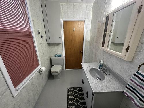 346 Eighth Avenue S, Kenora, ON - Indoor Photo Showing Bathroom