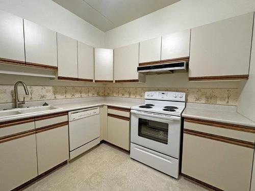 201 590 Beverly Street, Thunder Bay, ON - Indoor Photo Showing Kitchen