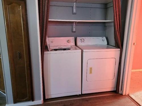 56 Chomitsa Trailer Park, Dryden, ON - Indoor Photo Showing Laundry Room