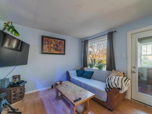 233 Third Street N, Kenora, ON - Indoor Photo Showing Living Room