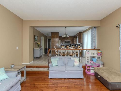 125 Anten Street, Thunder Bay, ON - Indoor Photo Showing Living Room